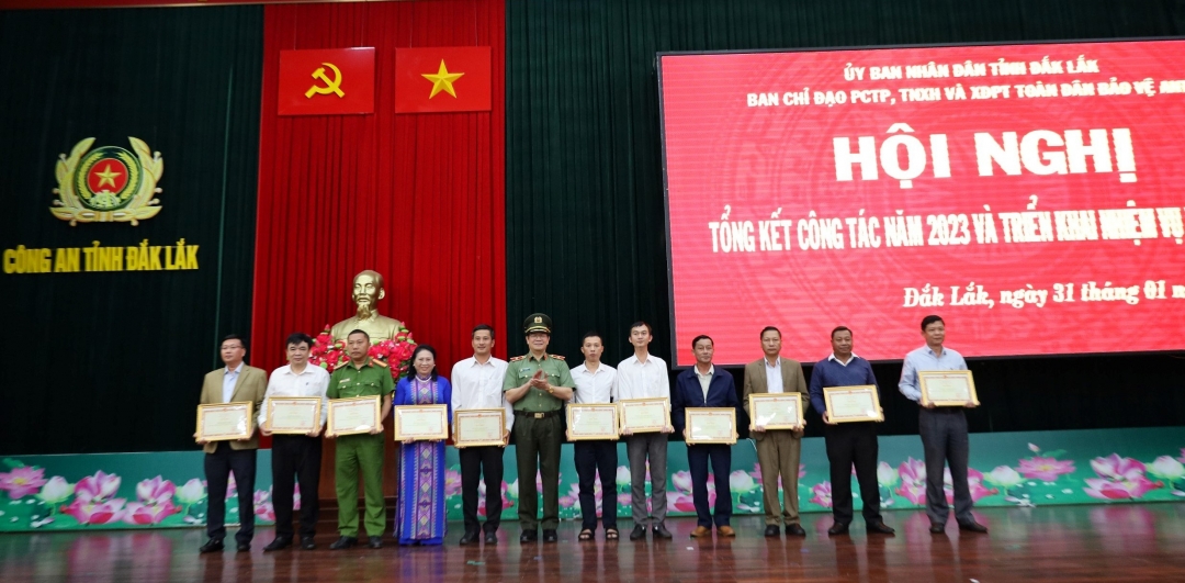 Thiếu tướng Lê Vinh Quy, Giám đốc Công an tỉnh trao Bằng khen của Bộ Công an tặng các tập thể.