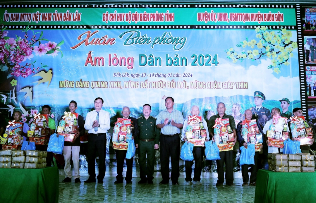 Phó Chủ tịch HĐND tỉnh Trần Phú Hùng (thứ tư từ trái sang) cùng đại diện các đơn vị, địa phương trao quà tặng người dân.
