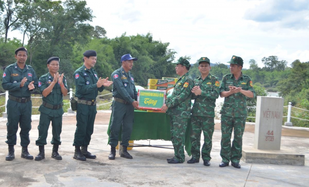 Đoàn công tác Bộ Chỉ huy BĐBP Đắk Lắk gặp gỡ, trao đổi thông tin và tặng quà lực lượng bảo vệ biên giới tỉnh Mondulkiri, Campuchia tại cột mốc biên giới 