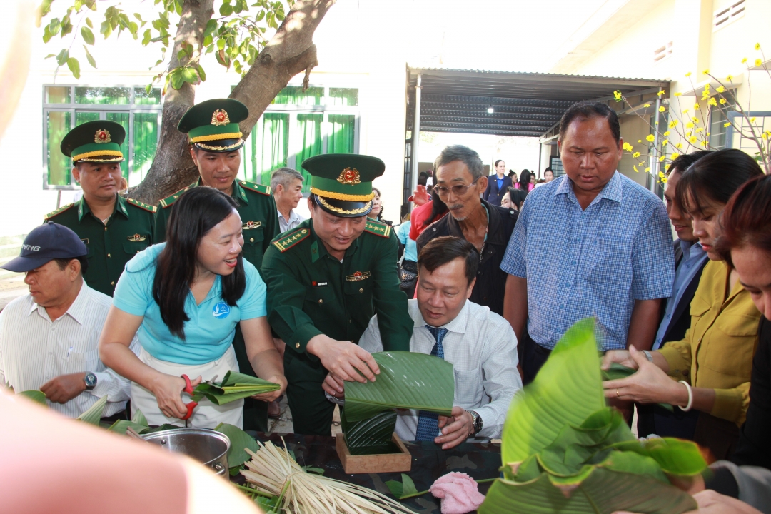 Gói bánh chưng xanh tặng người dân có hoàn cảnh khó khăn trên địa bàn xã biên giới Krông Na.