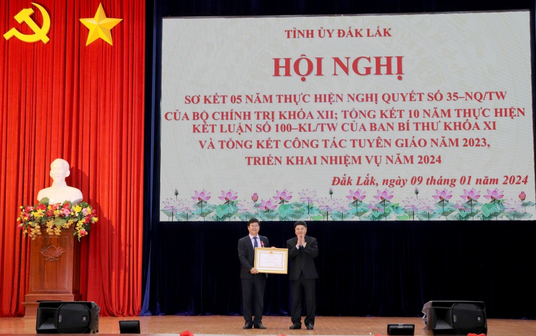 Phó Bí thư Thường trực Tỉnh ủy Phạm Minh Tấn trao  trao Huân chương Lao động hạng Nhì cho ông Trịnh Dũng.