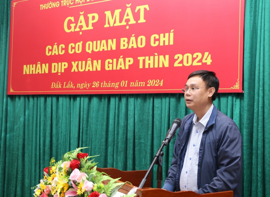 Phó Tổng Biên tập Báo Đắk Lắk Lê Minh Thược đóng góp ý kiến phát biểu tại buổi gặp mặt. Ảnh: Vạn Tiếp