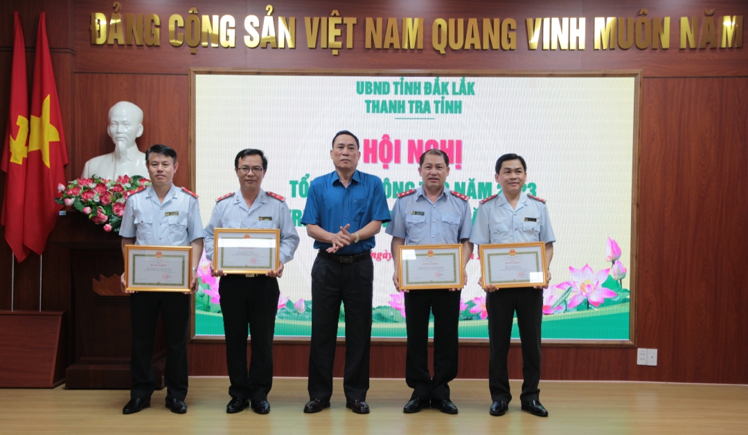 Phó Chủ tịch UBND tỉnh Võ Văn Cảnh trao Bằng khen tặng các tập thể, cá nhân.