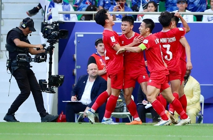 Các cầu thủ Việt Nam ăn mừng bàn thắng vào lưới Nhật Bản.