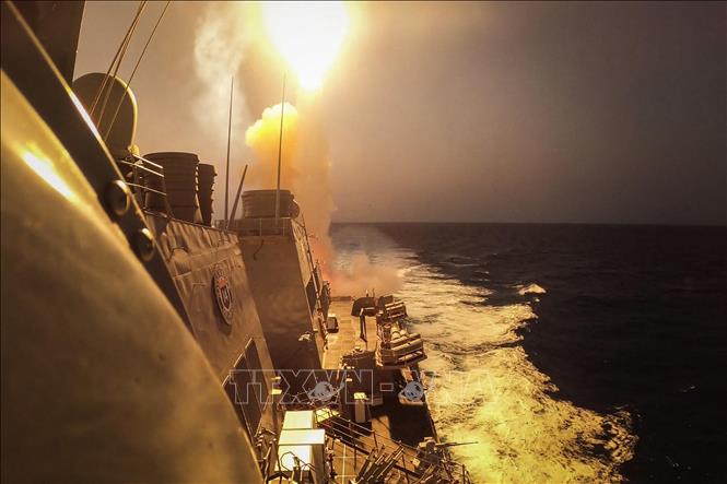 Tàu khu trục gắn tên lửa dẫn đường USS Carney của Mỹ đánh chặn tên lửa và thiết bị không người lái của lực lượng Houthi trên Biển Đỏ. Ảnh tư liệu: AFP/TTXVN