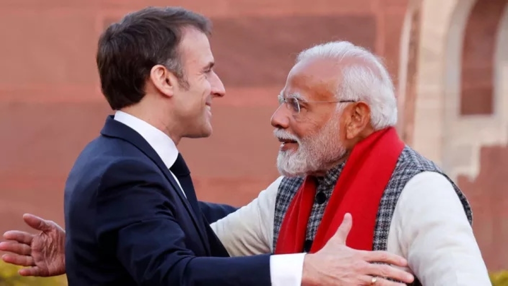 Tổng thống Pháp Emmanuel Macron (trái) và Thủ tướng Ấn Độ Narendra Modi tại đài quan sát Janta Mantar, Ấn Độ. Ảnh: Le Figaro