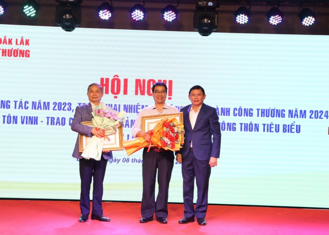 Phó Chủ tịch thường trực UBND tỉnh Nguyễn Tuấn Hà tặng Bằng khen cho 2 cá nhân.
