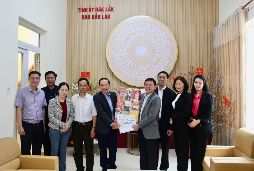Phó Chủ tịch Thường trực UBND tỉnh Nguyễn Tuấn Hà tặng quà, chúc Tết cán bộ, phóng viên, nhân viên Báo Đắk Lắk.