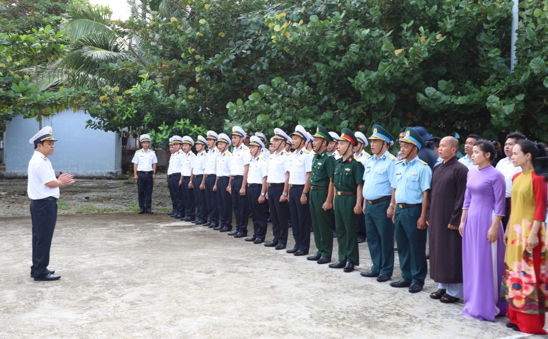 Các cán bộ, chiến sĩ và nhân dân đảo Trường Sa chào đón đoàn công tác.