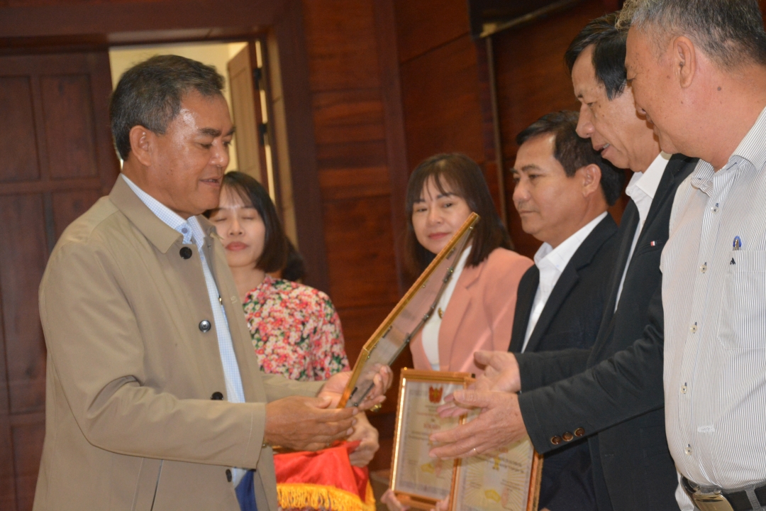 Phó Bí thư Tỉnh ủy Y Biêr Niê trao Bằng khen của Ủy ban MTTQ Việt Nam tỉnh tăng các tập thể đóng góp xây dựng Quỹ Vì người nghèo.