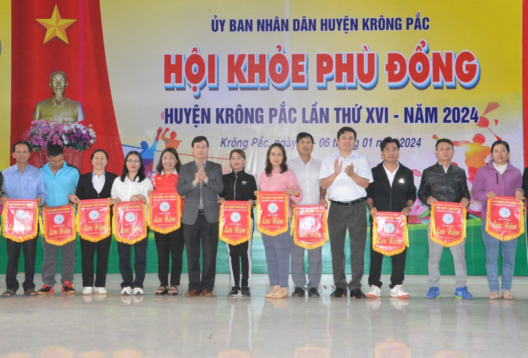 Ban tổ chức trao Cờ lưu niệm tặng các đoàn dự Hội khỏe.