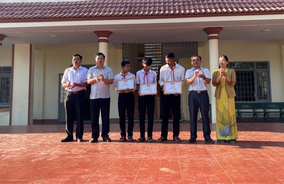 Lãnh đạo UBND thị trấn Liên Sơn, huyện Lắk tặng Giấy khen cho 3 học sinh.