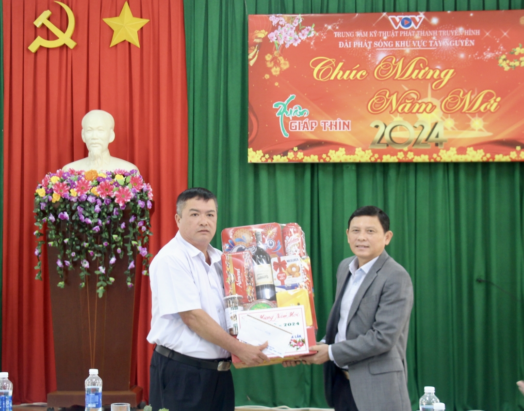 Phó Chủ tịch Thường trực UBND tỉnh Nguyễn Tuấn Hà tặng quà, chúc Tết cán bộ, viên chức, người lao động Đài phát sóng khu vực Tây Nguyên.