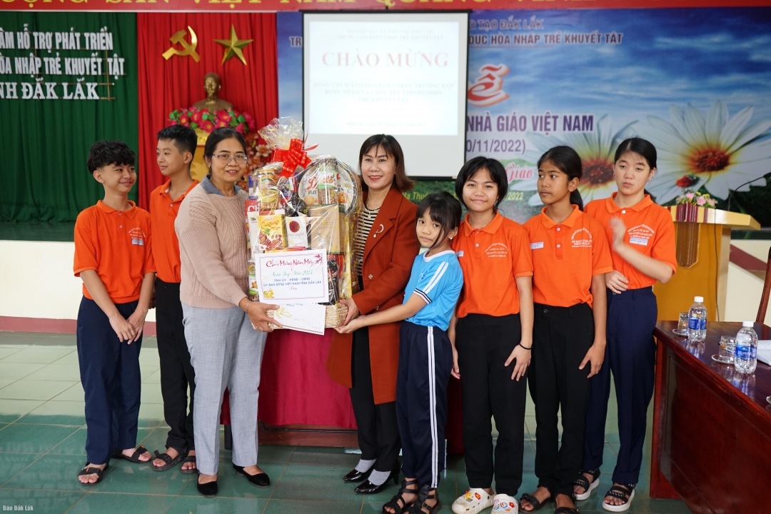 Trưởng Ban Dân vận tỉnh H’Kim Hoa Byă trao quà tặng cán bộ giáo viên và học sinh Trung tâm Giáo dục – Hòa nhập trẻ khuyết tật.