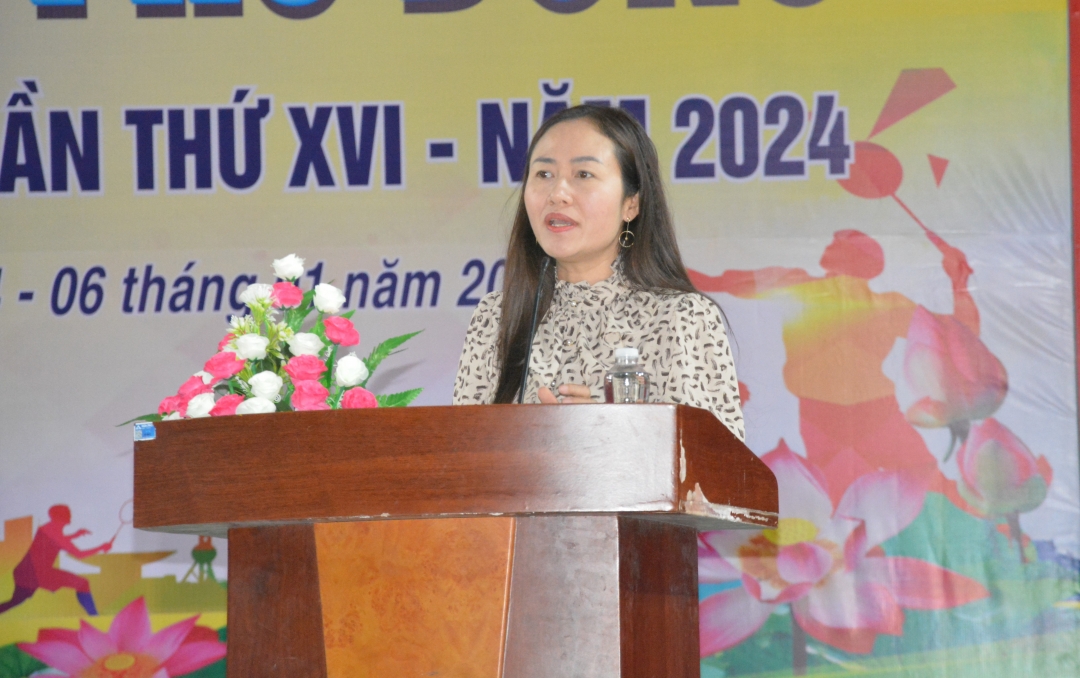 Phó Chủ tịch UBND huyện Krông Pắc, Trưởng Ban tổ chức Hội khỏe Ngô Thị Minh Trinh khai mạc Hội khỏe.