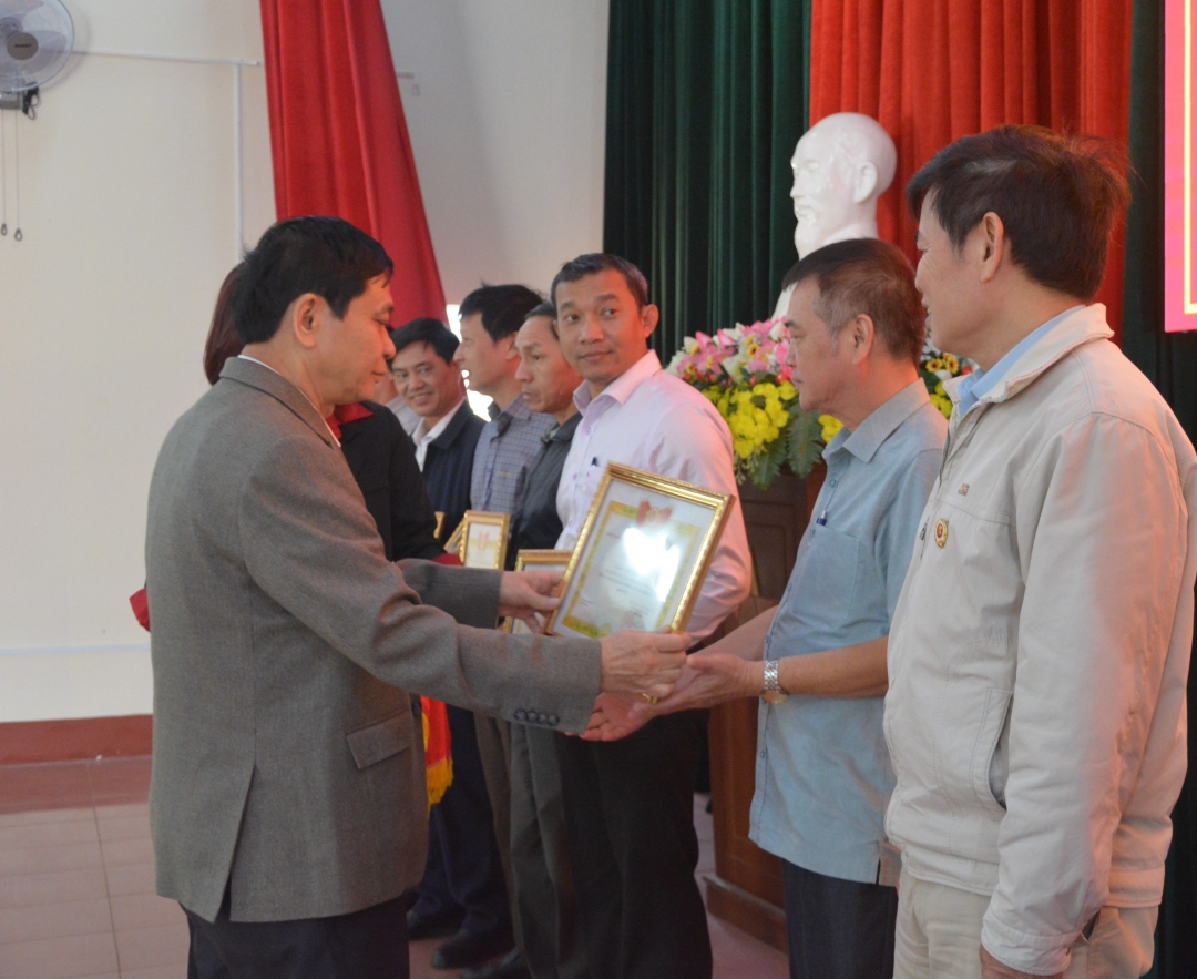 Phó Chủ tịch Hội Cựu chiến binh Khối các cơ quan và doanh nghiệp tỉnh Nguyễn Đinh Thân trao Giấy khen của Hội tăng các cá nhân.