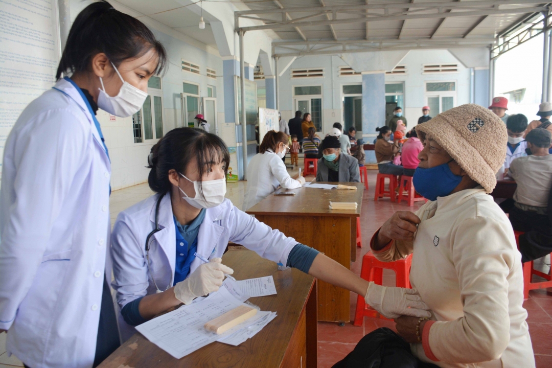 Các y bác sĩ của Hội Thầy thuốc trẻ tỉnh tổ chức khám bệnh, tư vấn sức khoẻ cho người dân tại thị trấn Pơng Drang, huyện Krông Búk 