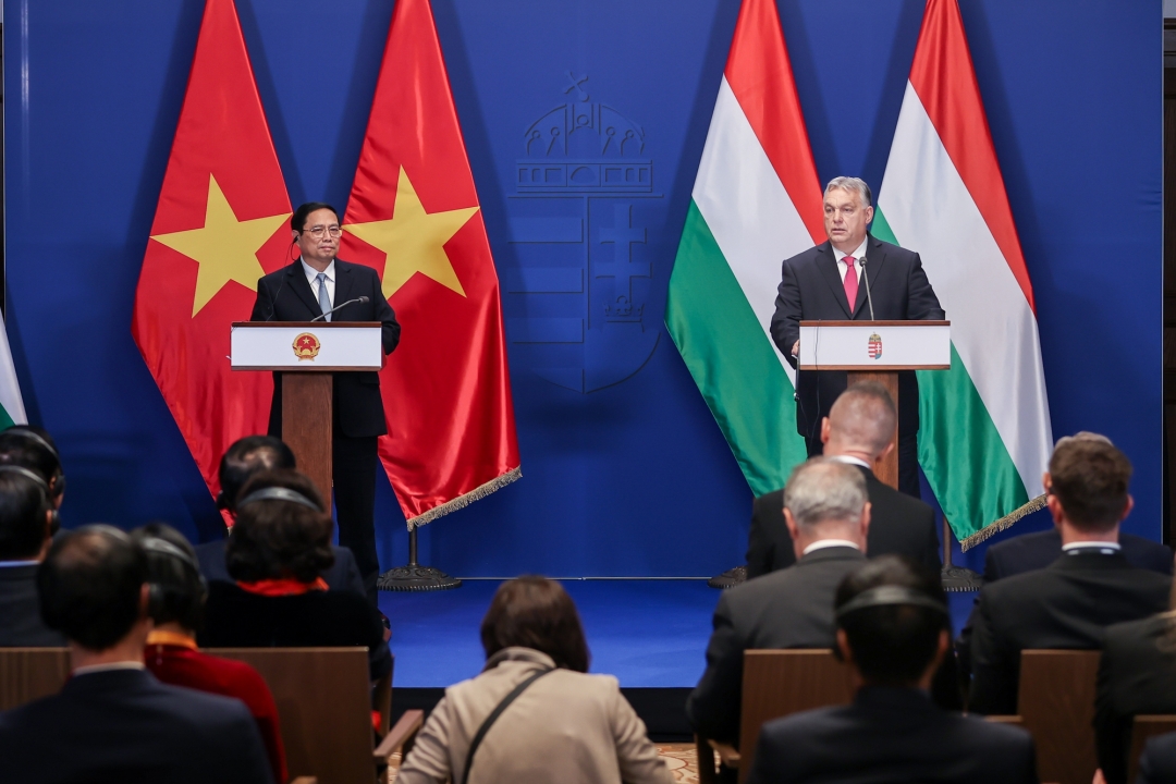 Thủ tướng Phạm Minh Chính và Thủ tướng Hungary Viktor Orbán gặp gỡ báo chí sau khi tiến hành hội đàm. Ảnh: VGP