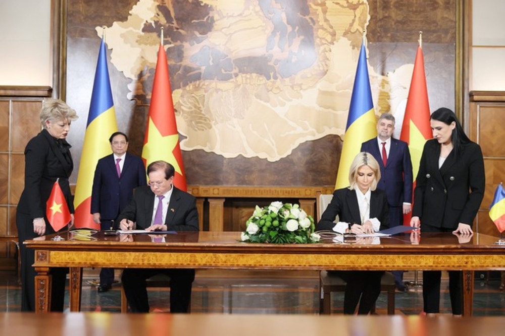 Hai Thủ tướng chứng kiến kí kết các văn kiện hợp tác giữa Việt Nam và Romania - Ảnh: VGP