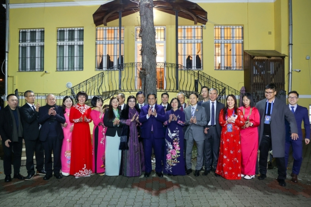 Thủ tướng và Phu nhân cùng cán bộ, nhân viên Đại sứ quán và đại diện cộng đồng người Việt Nam tại Hungary - Ảnh: VGP