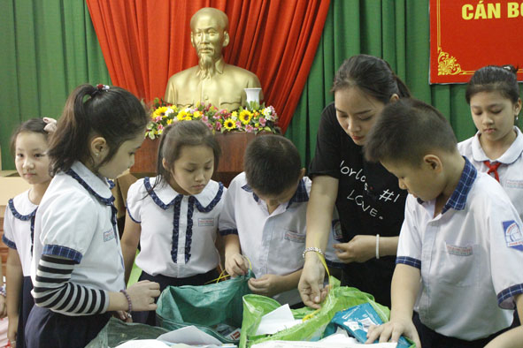 Cô và trò trường Tiểu học Phan Chu Trinh đang thu gom giấy vụn từ phong trào “Kế hoạch nhỏ”. Ảnh minh họa: Sao Mai