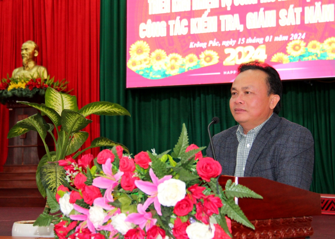 Phó Bí thư Thường trực Huyện ủy Krông Pắc Trần Quốc Vĩnh phát biểu chỉ đạo hội nghị.