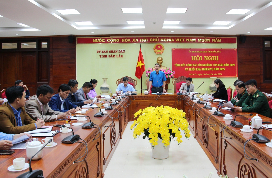 Phó Chủ tịch UBND tỉnh Võ Văn Cảnh chủ trì hội nghị.