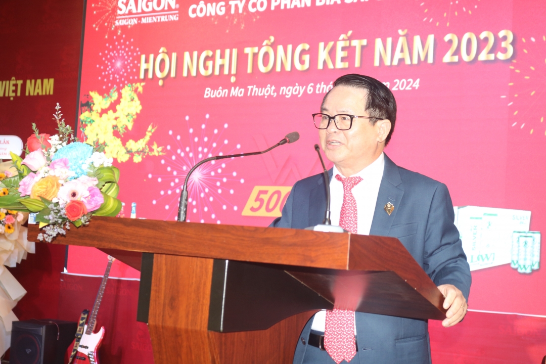 Ông Huỳnh Văn Dũng, Tổng Giám đốc Cổ phần Bia Sài Gòn - Miền Trung báo cáo tình hình sản xuất, kinh doanh của đơn vị trong năm 2023.
