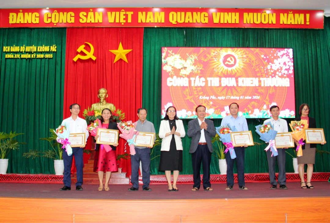 Ban Thường vụ Huyện ủy khen thưởng các tập thể có thành tích xuất sắc trong thực hiện quy chế dân chủ năm 2023.