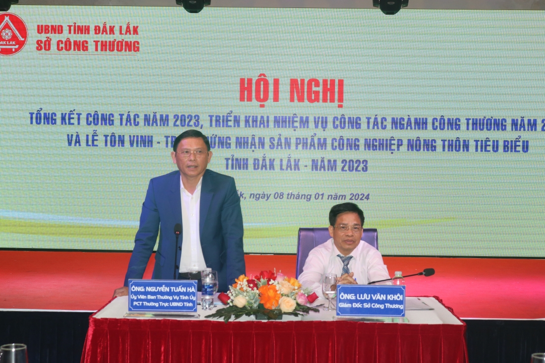 Phó Chủ tịch thường trực UBND tỉnh Nguyễn Tuấn Hà, Giám đốc Sở Công thương Lưu Văn Khôi chủ trì hội nghị.
