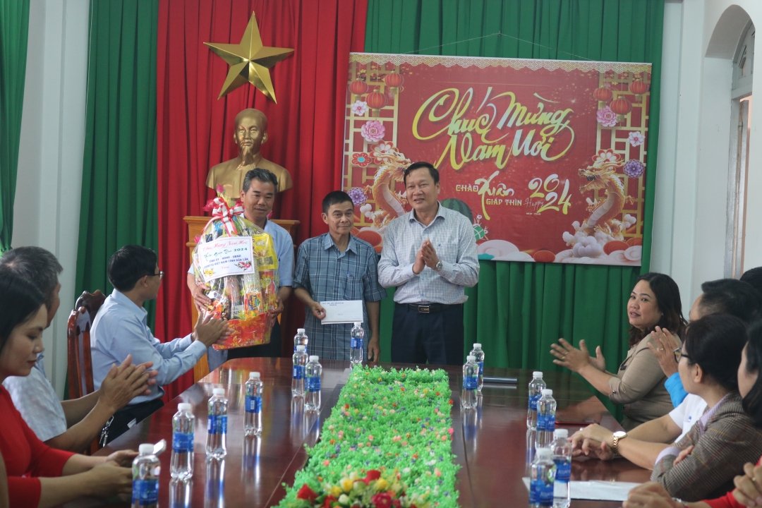 Đoàn công tác tặng quà cho Đảng ủy, HĐND, UBND, Ủy ban MTTQVN xã Cư Đrăm.