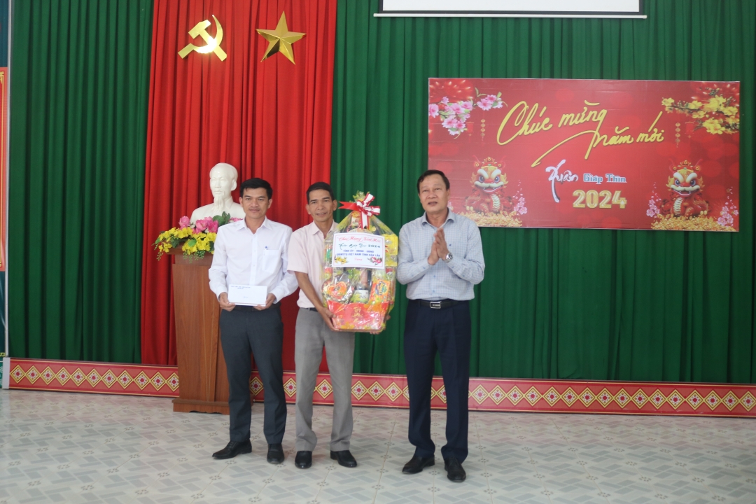Đoàn công tác tặng quà cho Đảng ủy, HĐND, UBND, Ủy ban MTTQVN xã Cư Pui.
