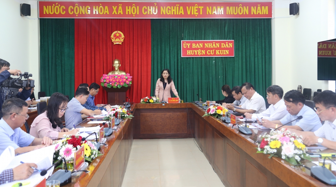 Bà Lê Thị Thanh Xuân, Phó Trưởng đoàn phụ trách Đoàn Đại biểu Quốc hội tỉnh Đắk Lắk chủ trì buổi giám sát