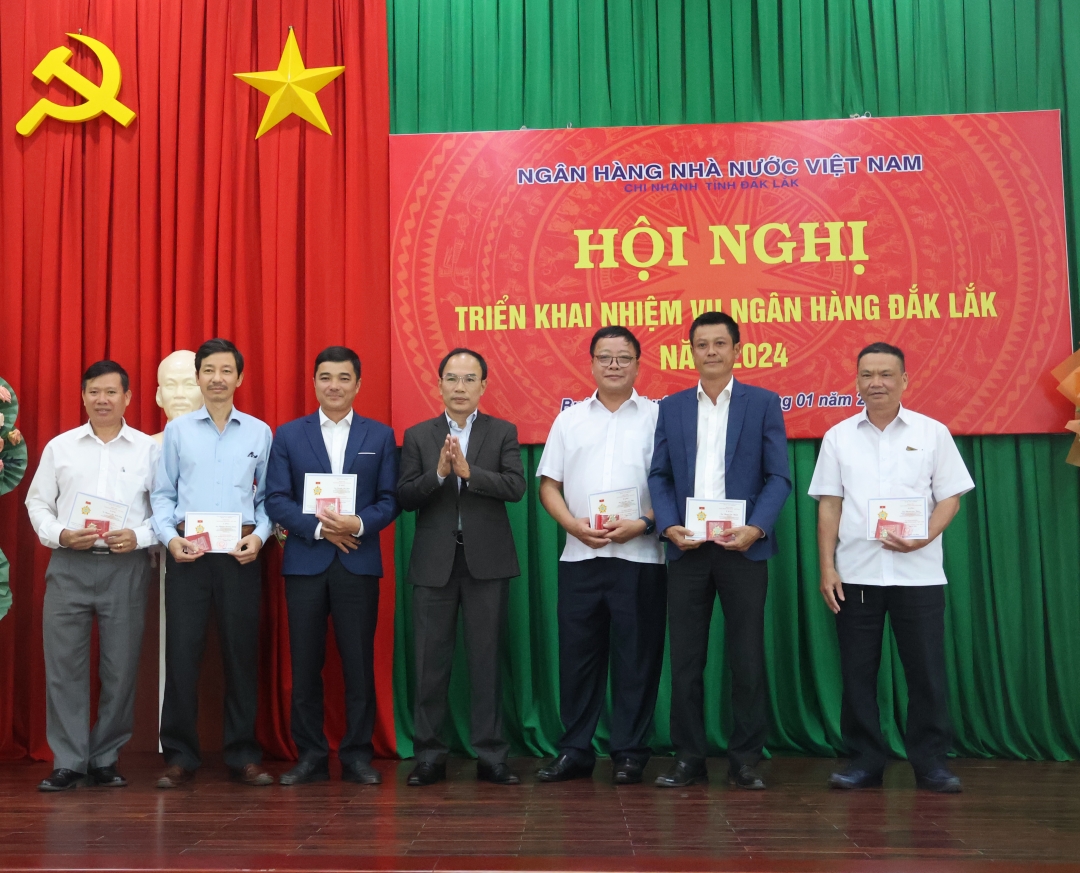 Giám đốc Ngân hàng Nhà nước chi nhánh Đắk Lắk Nguyễn Kim Cương tặng danh hiệu Chiến sĩ thi đua cho các cá nhân