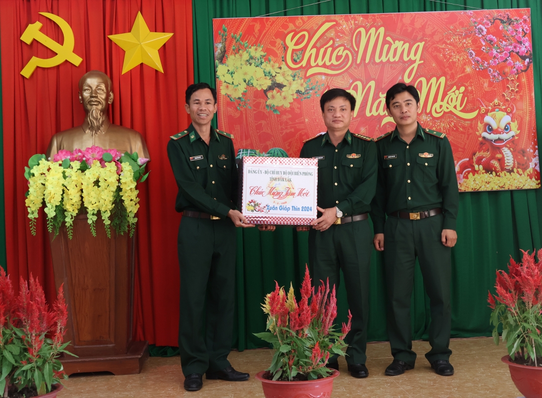 Lãnh đạo Bộ Chỉ huy Bộ đội biên phòng tỉnh Đắk Lắk tặng quà cho các cán bộ, chiến sĩ