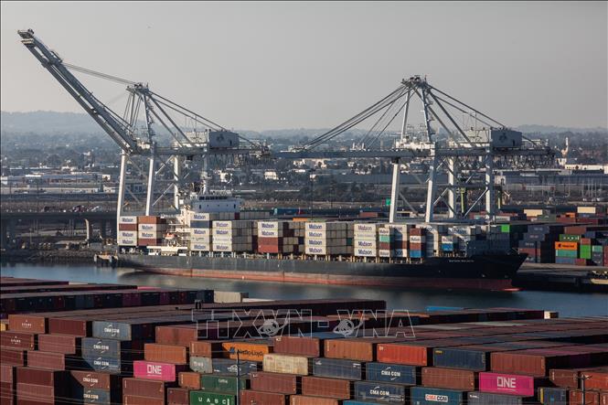 Tàu hàng tại Cảng Long Beach, California, Mỹ. Ảnh: AFP/TTXVN