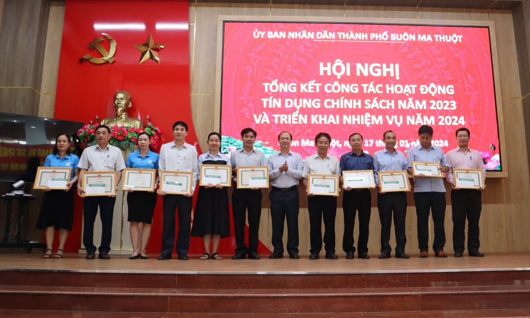 Phó Bí thư Thường trực Thành ủy Buôn Ma Thuột Nguyễn Hữu Việt tặng Giấy khen cho các tập thể có thành tích xuất sắc trong hoạt động tín dụng chính sách.