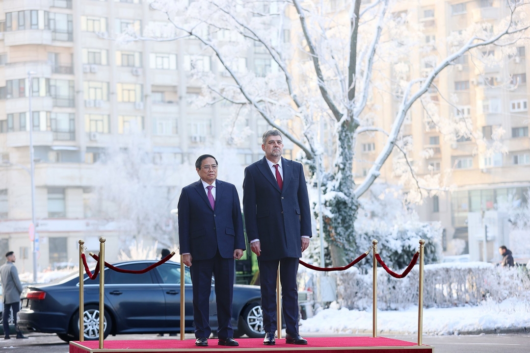 Thủ tướng Ion-Marcel Ciolacu chủ trì lễ đón Thủ tướng Phạm Minh Chính thăm chính thức Romania. Ảnh: VGP