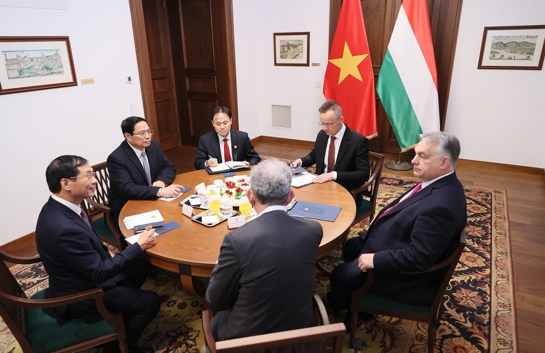 Trước khi hội đàm, Thủ tướng Phạm Minh Chính và Thủ tướng Hungary Viktor Orbán có cuộc gặp hẹp - Ảnh:VGP