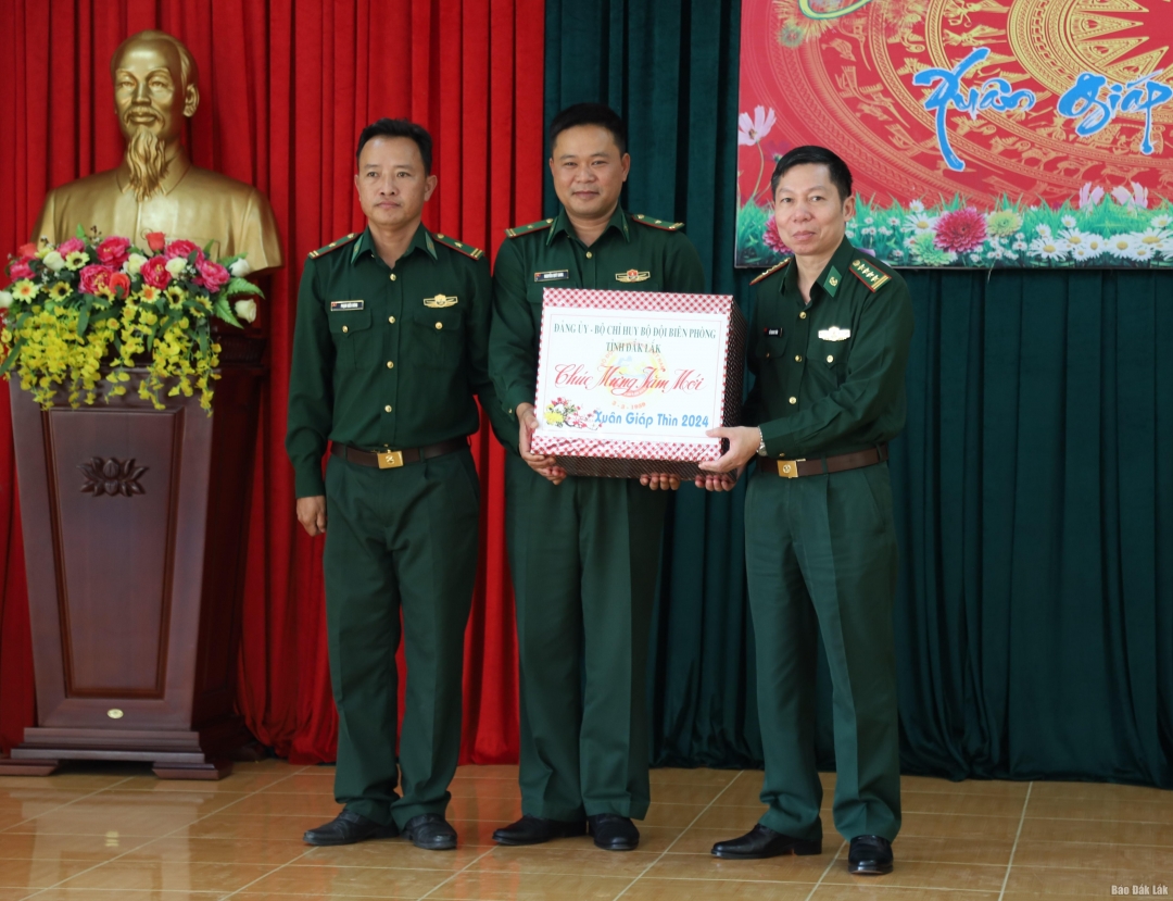 Bộ Chỉ huy Bộ đội Biên phòng tỉnh tặng quà Tiểu đoàn huấn luyện - Cơ động D19.