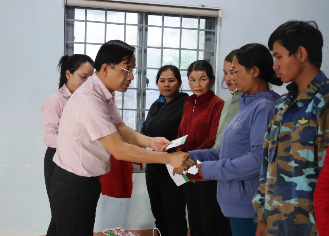 Giám đốc Ngân hàng Chính sách xã hội chi nhánh Đắk Lắk Đào Thái Hòa tặng quà cho hộ nghèo, hộc chính sách  thị trấn Ea Drăng