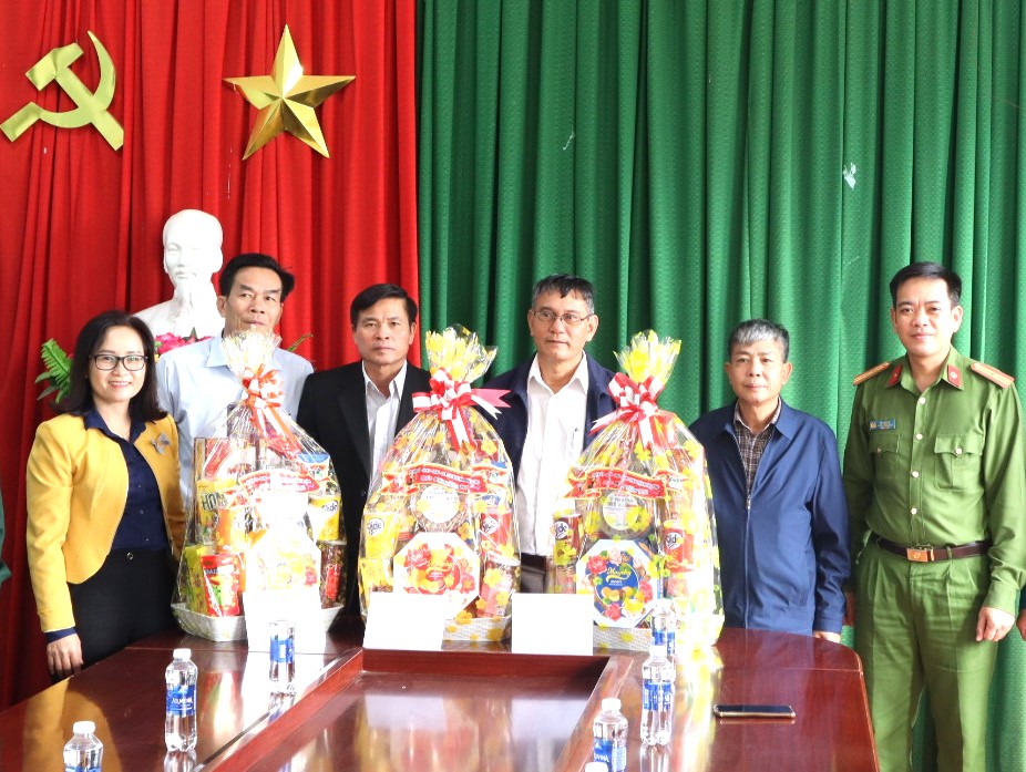 Đoàn công tác do Bí thư Huyện ủy Krông Bông Đỗ Quốc Hương làm trưởng đoàn thăm và tặng quà Tết tại xã Yang Mao. 