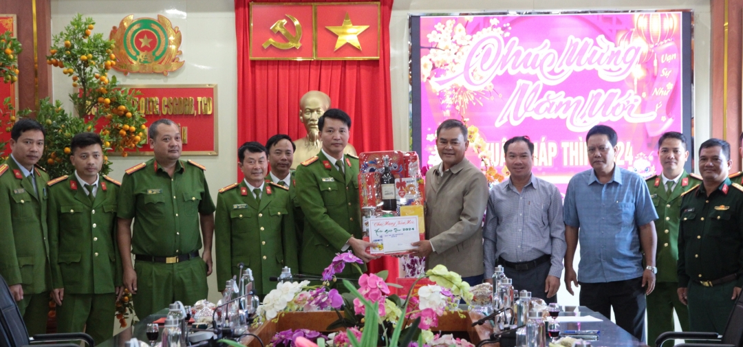 Phó Bí thư Tỉnh ủy Y Biêr Niê cùng các thành viên đoàn công tác tặng quà, chúc Tết cán bộ, chiến sĩ Trại giam Đắk Tân.