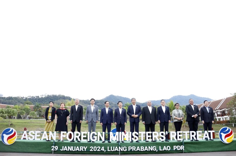 Các Trưởng đoàn và Tổng Thư ký ASEAN chụp ảnh chung. Ảnh: TTXVN