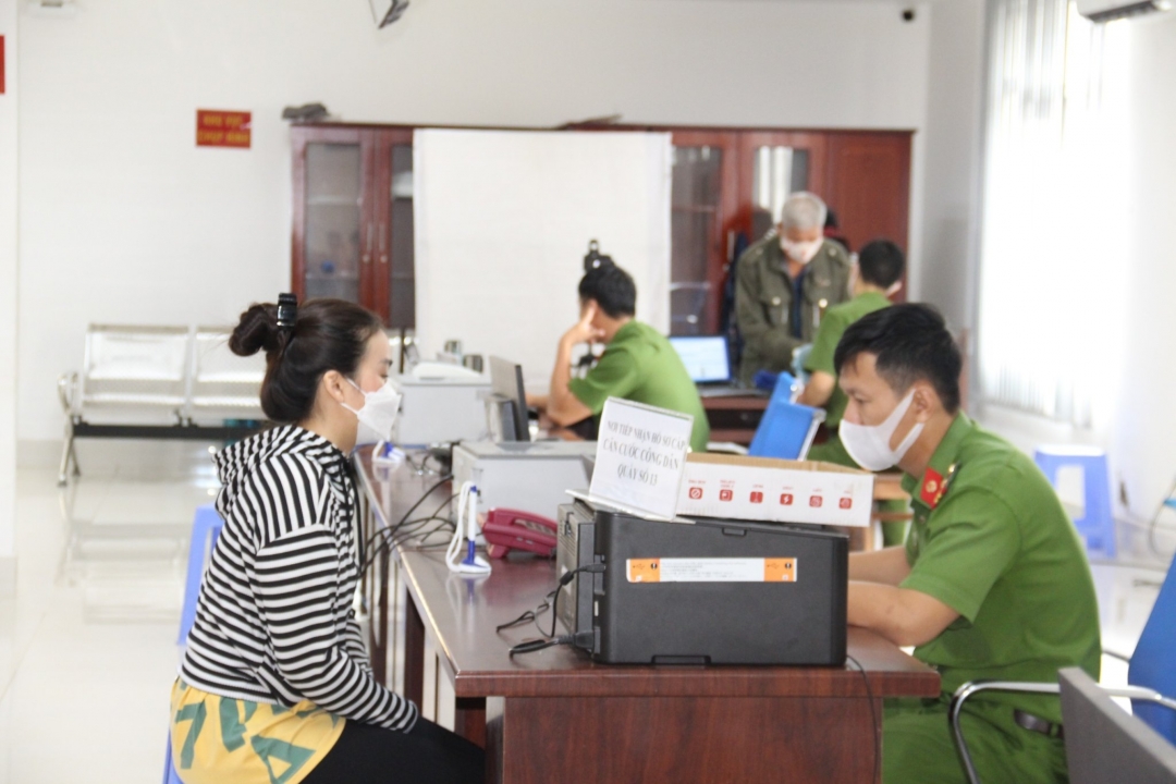 Cán bộ chiến sĩ Công an tỉnh giải quyết thủ tục cấp căn cước công dân cho người dân tại Trung tâm Phục vụ hành chính công tỉnh.