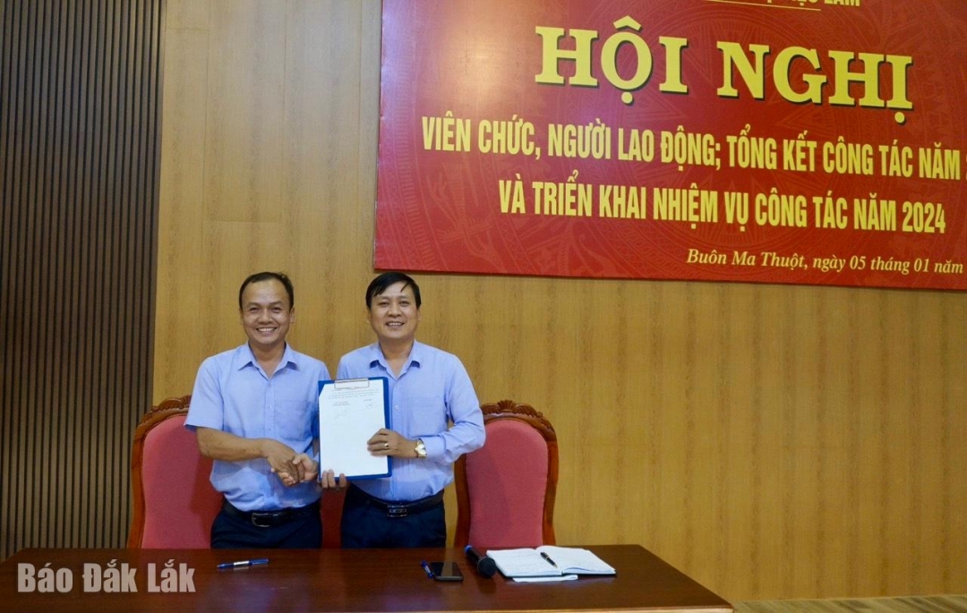 Lãnh đạo cơ quan và Công Đoàn cơ sở Trung tâm Dịch vụ việc làm Đắk Lắk ký kết giao ước thi đua năm 2024.