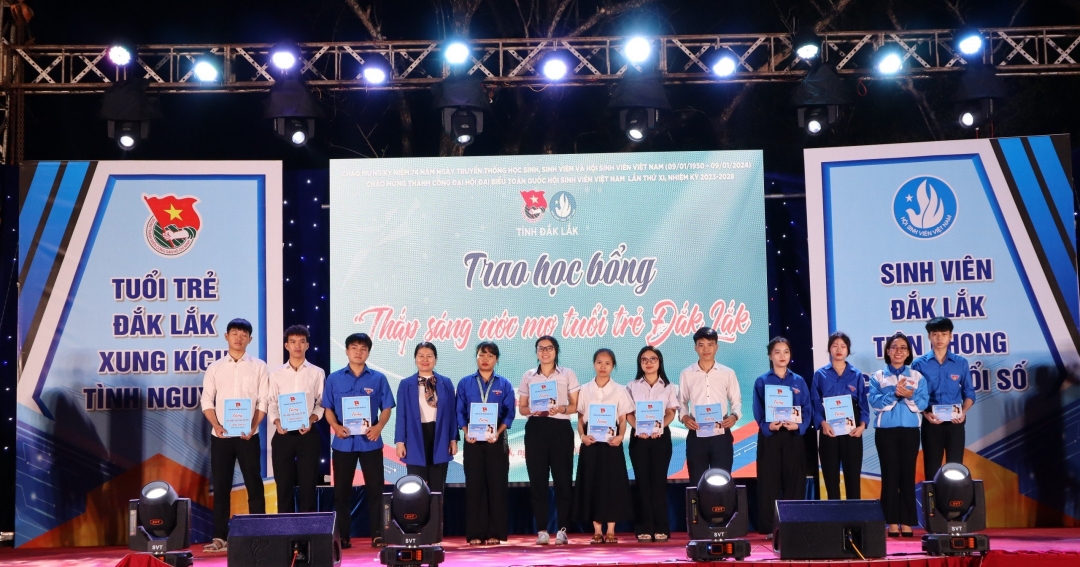 tặng học bổng