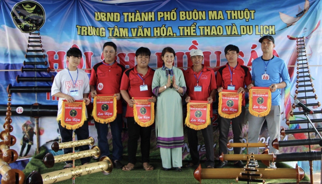Phó Giám đốc Trung tâm Văn hóa, Thể thao và Du lịch Phạm Thị Hải Bình trao cờ lưu niệm cho