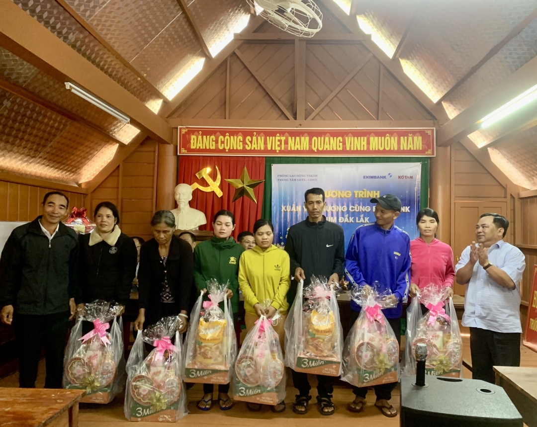Trưởng phòng LĐ - TBXH Tp.Buôn Ma Thuột tặng quà cho các hộ nghèo ở buôn Ko Tam.
