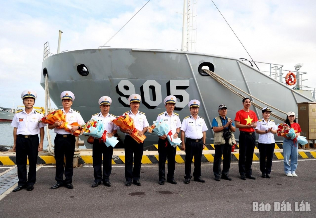 Lãnh đạo Bộ Tư lệnh Vùng 4 Hải quân tặng hoa chúc mừng các đoàn hoàn thành chuyến công tác.